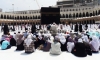 Suasana Jemaah Umrah Sedang Memanjatkan Doa-doa di Depan Kabah di Masjidil Haram Agustus 2012
