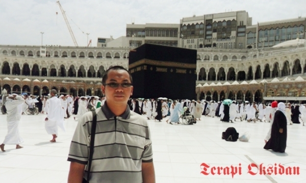Penulis melakukan foto di pelataran Kabah Masjidil Haram Mekkah al Mukaramah Juli 2012 lalu.